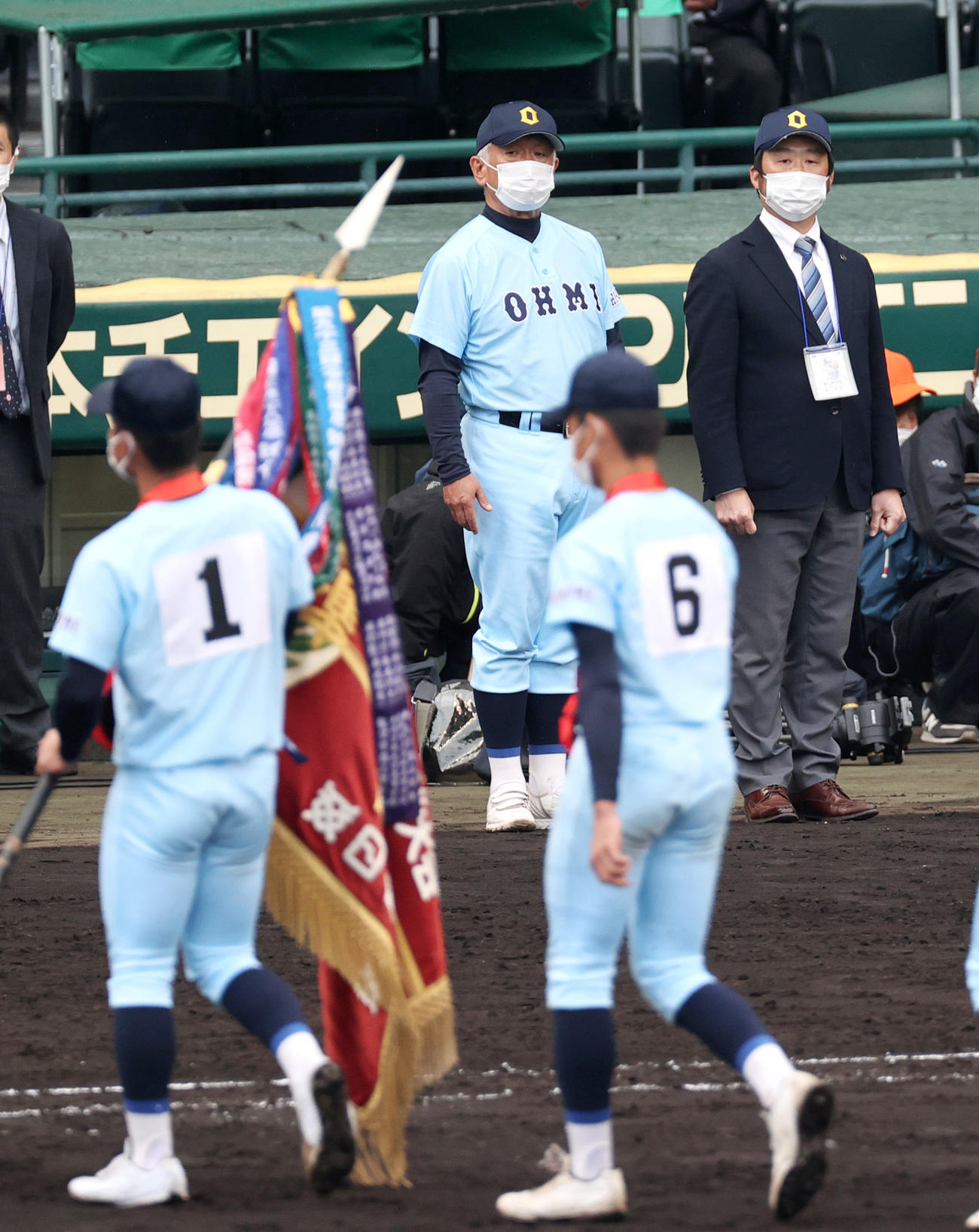 センバツ決勝戦、場内一周するナインを見つめる近江の多賀監督（左）（2022年3月31日撮影）