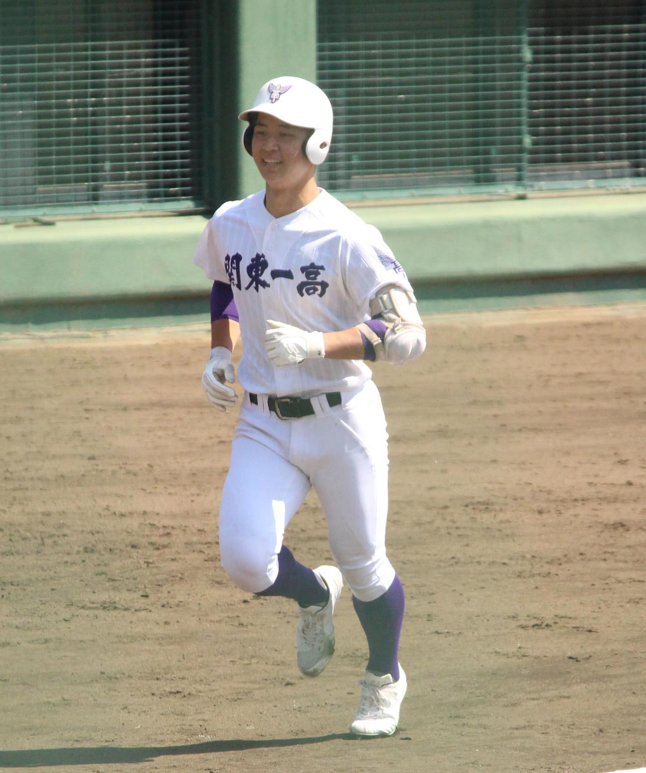 紅葉川対関東第一　4回裏関東第一1死、先制のソロ本塁打を放ち笑顔を見せる井坪（撮影・保坂恭子）