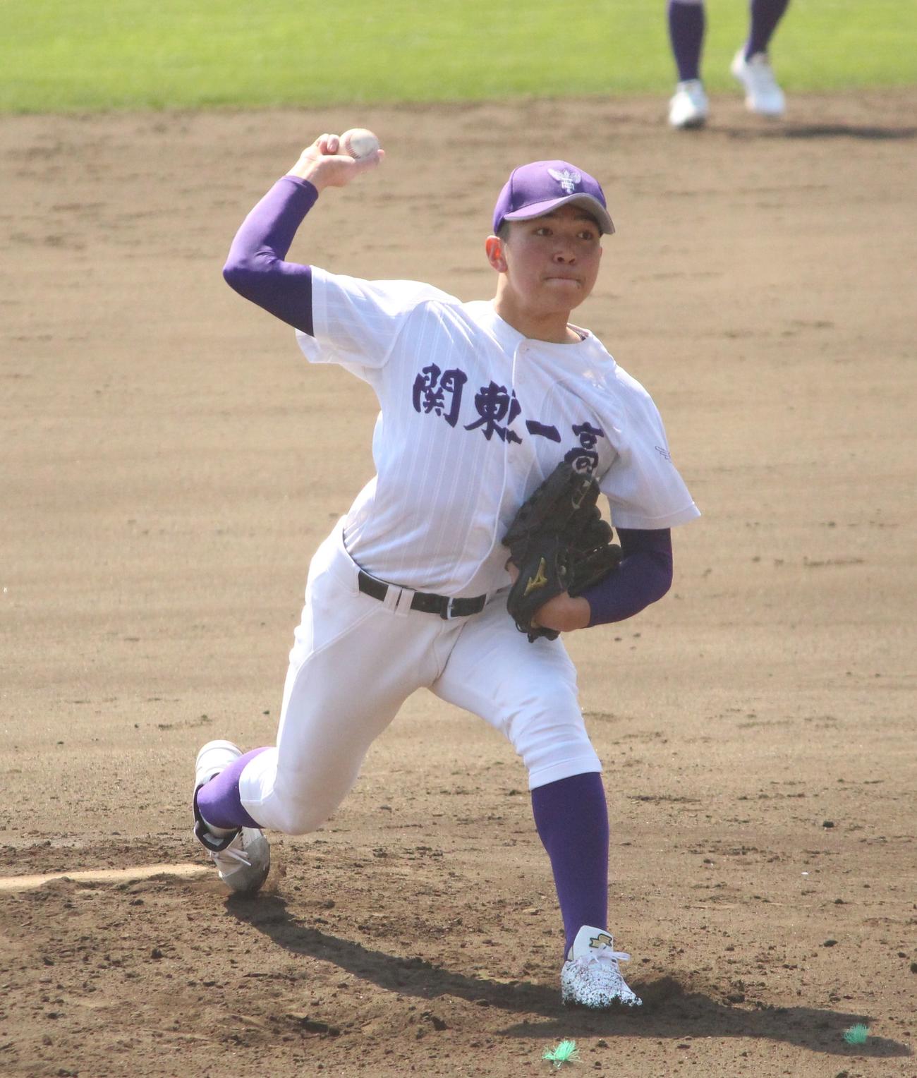 紅葉川対関東第一　先発し力投する関東第一・成井投手（撮影・保坂恭子）