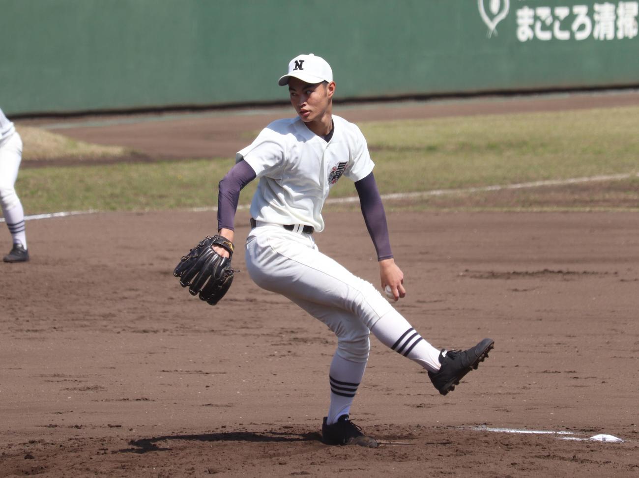 日大三対早大学院　先発した日大三左腕・松藤孝介投手（撮影・阿部泰斉）