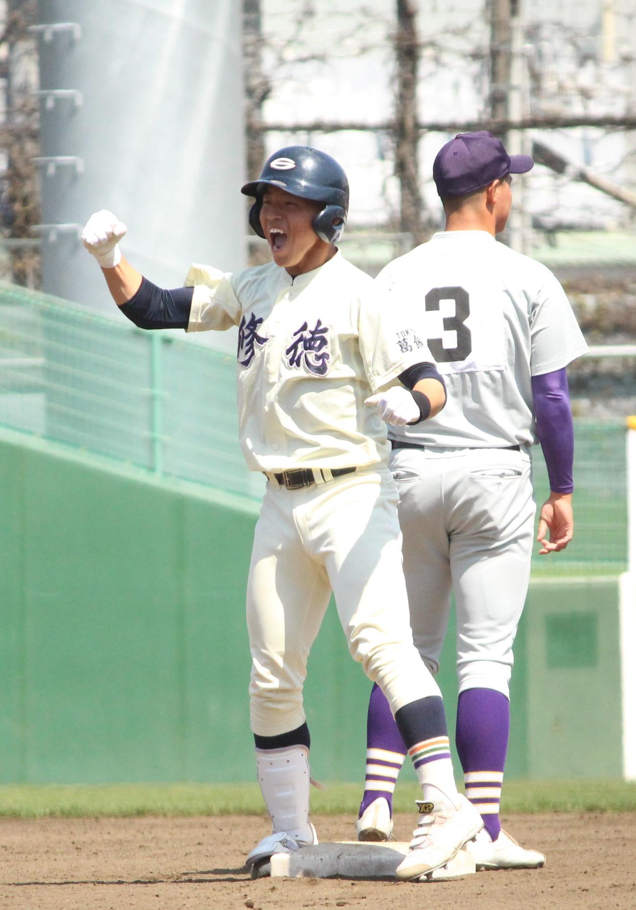 修徳対明大中野　3回表修徳2死、二塁打を放ちガッツポーズをする牧野外野手（撮影・保坂恭子）