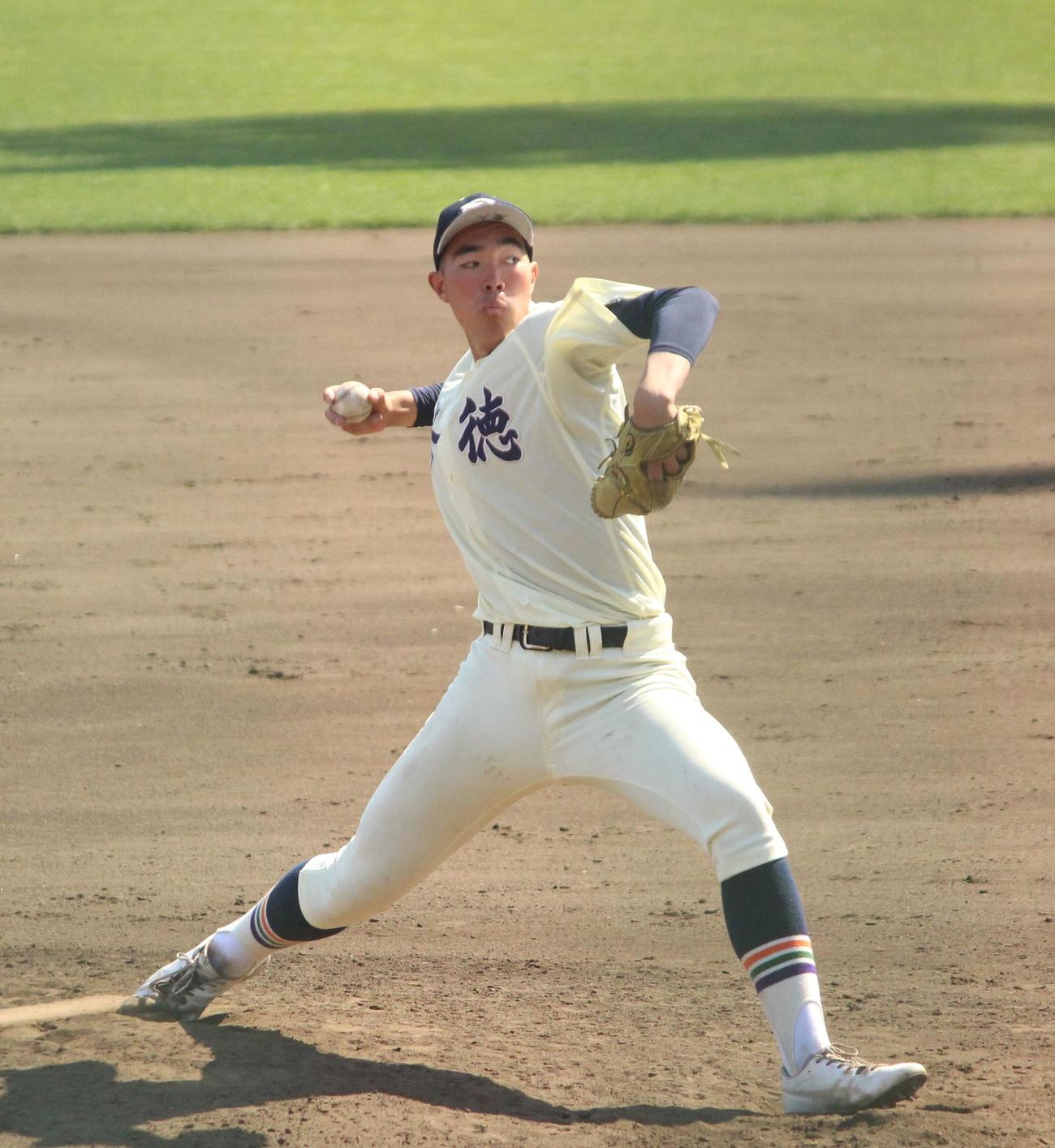 修徳対明大中野　先発し6回1／3を1失点に抑えた修徳・篠崎（撮影・保坂恭子）