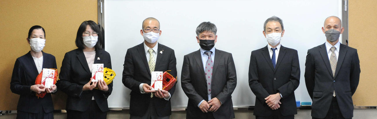 記念品贈呈式を終えた、左から施設長の柴田典子氏、野末鈴菜氏、徳田氏、聖隷クリストファー高OB会の宮下会長、五十嵐康人氏、橋本和也氏