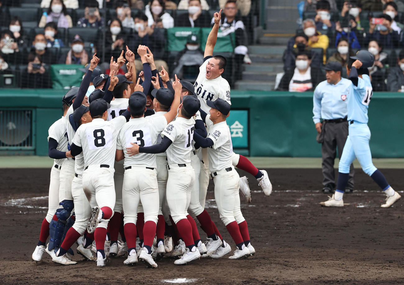 センバツで優勝を決めマウンドに駆け寄る大阪桐蔭ナイン（22年3月31日撮影）