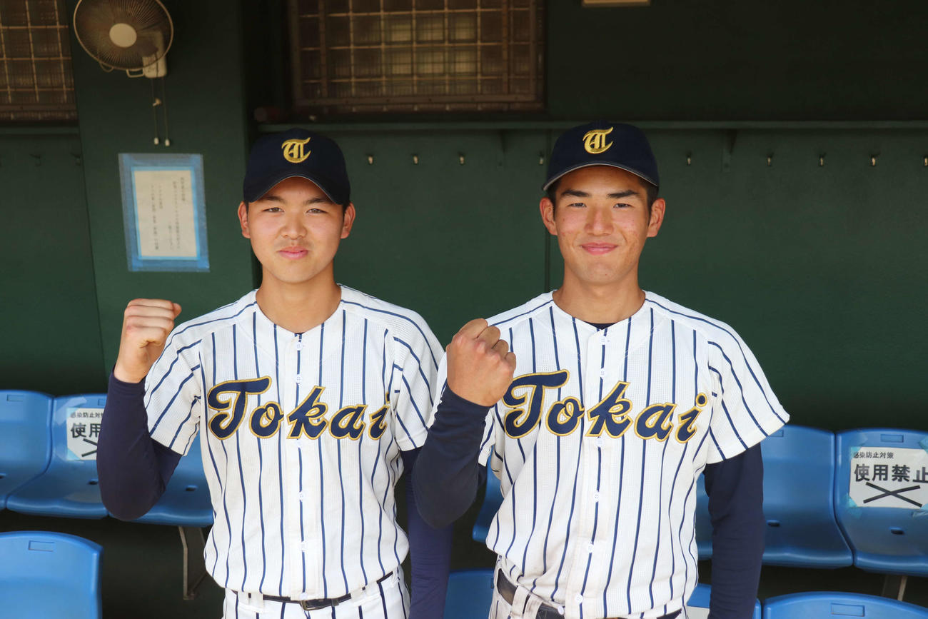 初戦突破し、笑顔でガッツポーズを見せる（左から）東海大相模、先制打の武井と先発の求（撮影・保坂淑子）