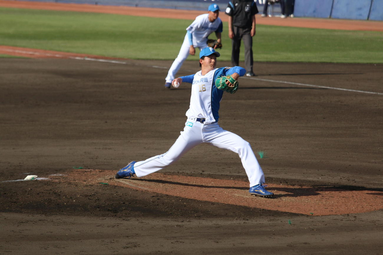 日本ハム対ヤクルト　8回にプロ初登板した日本ハム達（撮影・木下大輔）
