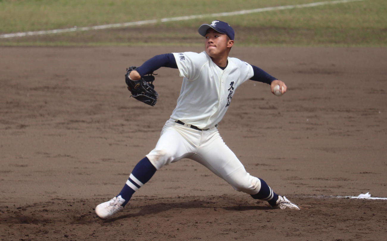 7回を投げ4安打5三振と好投した、国学院久我山の先発、松本（撮影・保坂淑子）