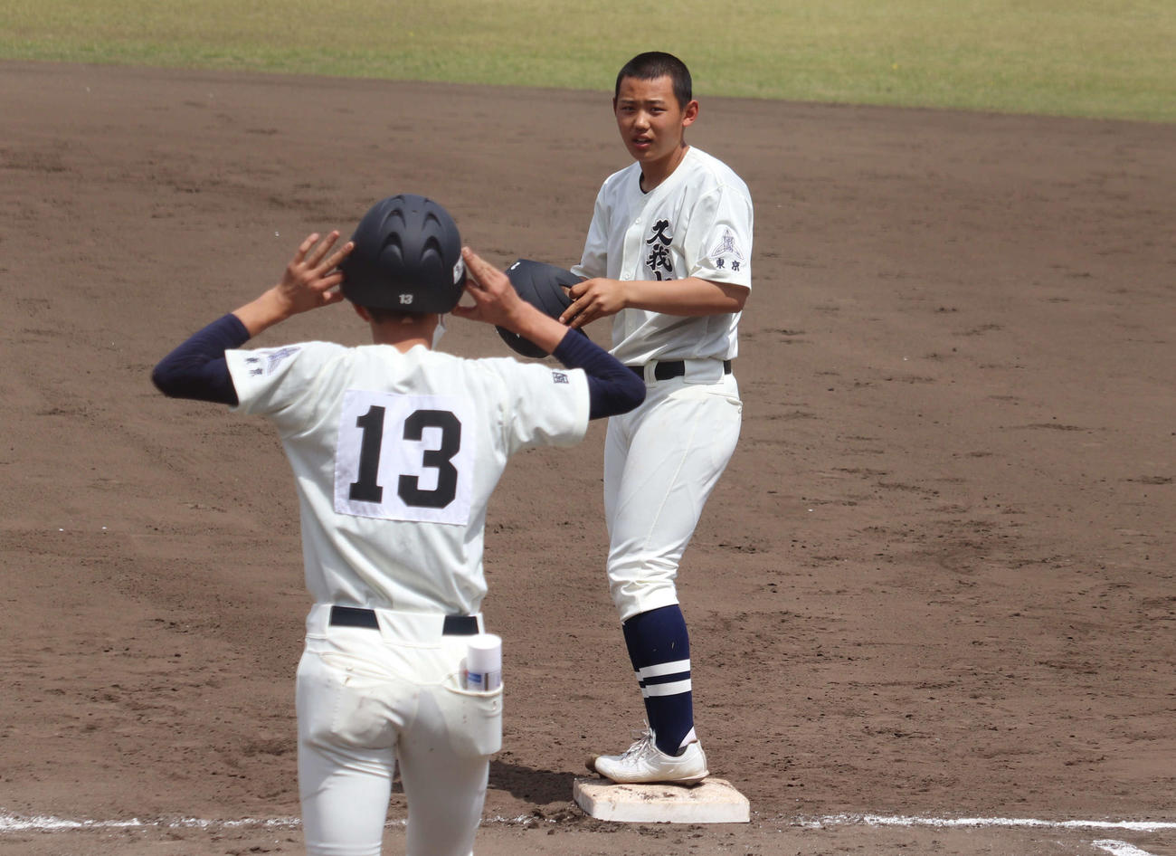 6回裏、国学院久我山　2死一、二塁から、一塁の代走として登場した、矢野謙次日本ハムコーチを父にもつ丈太郎（撮影・保坂淑子）