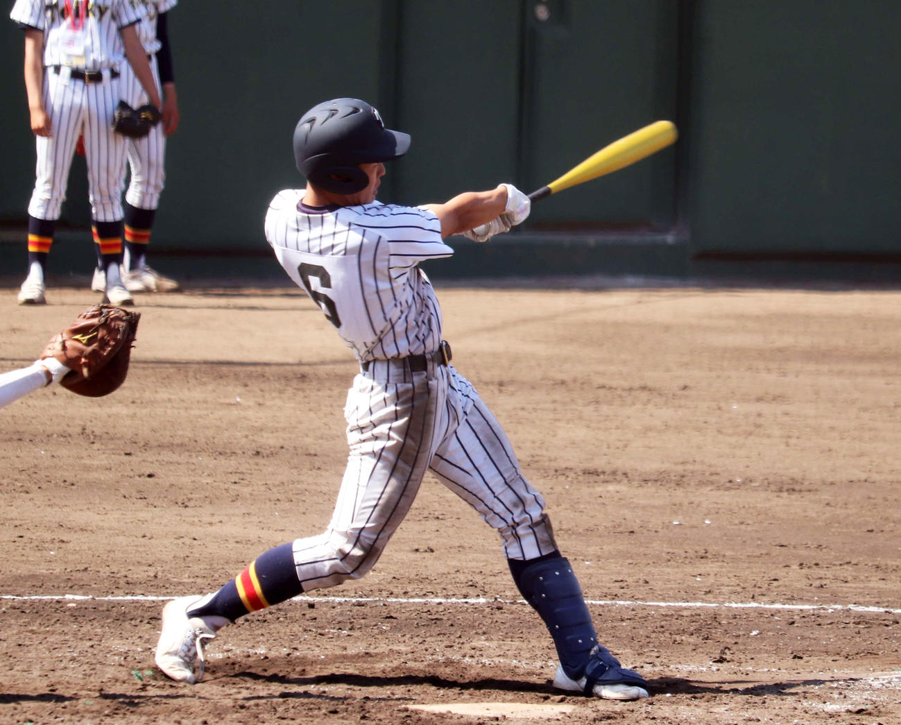 4回帝京2死一、二塁、左越え2点適時打を放つ帝京の渡辺（撮影・保坂淑子）