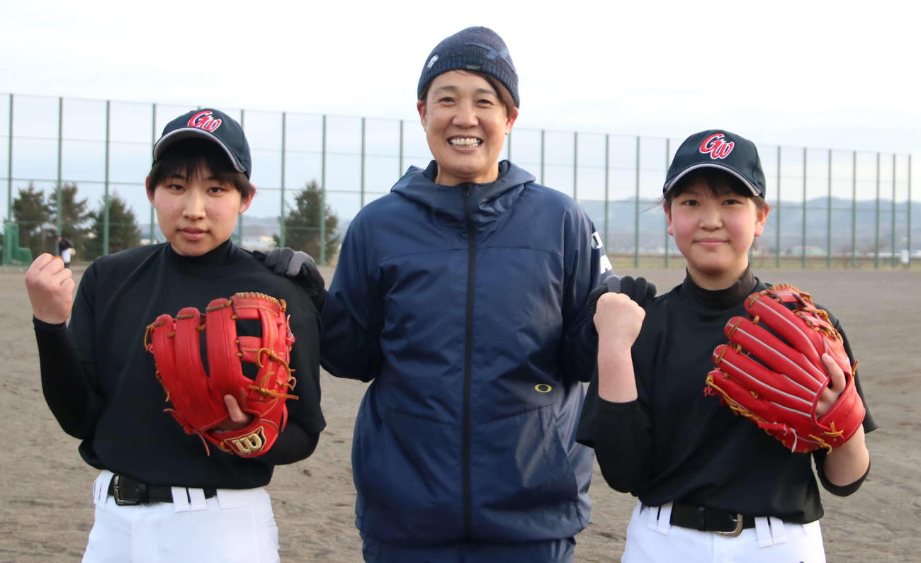 笑顔を見せる栗山高女子野球同好会の金監督（中央）と辻（左）森（撮影・山崎純一）