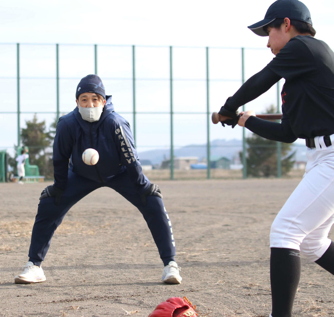 辻がティー打撃を行う様子を見つめる金監督（撮影・山崎純一）