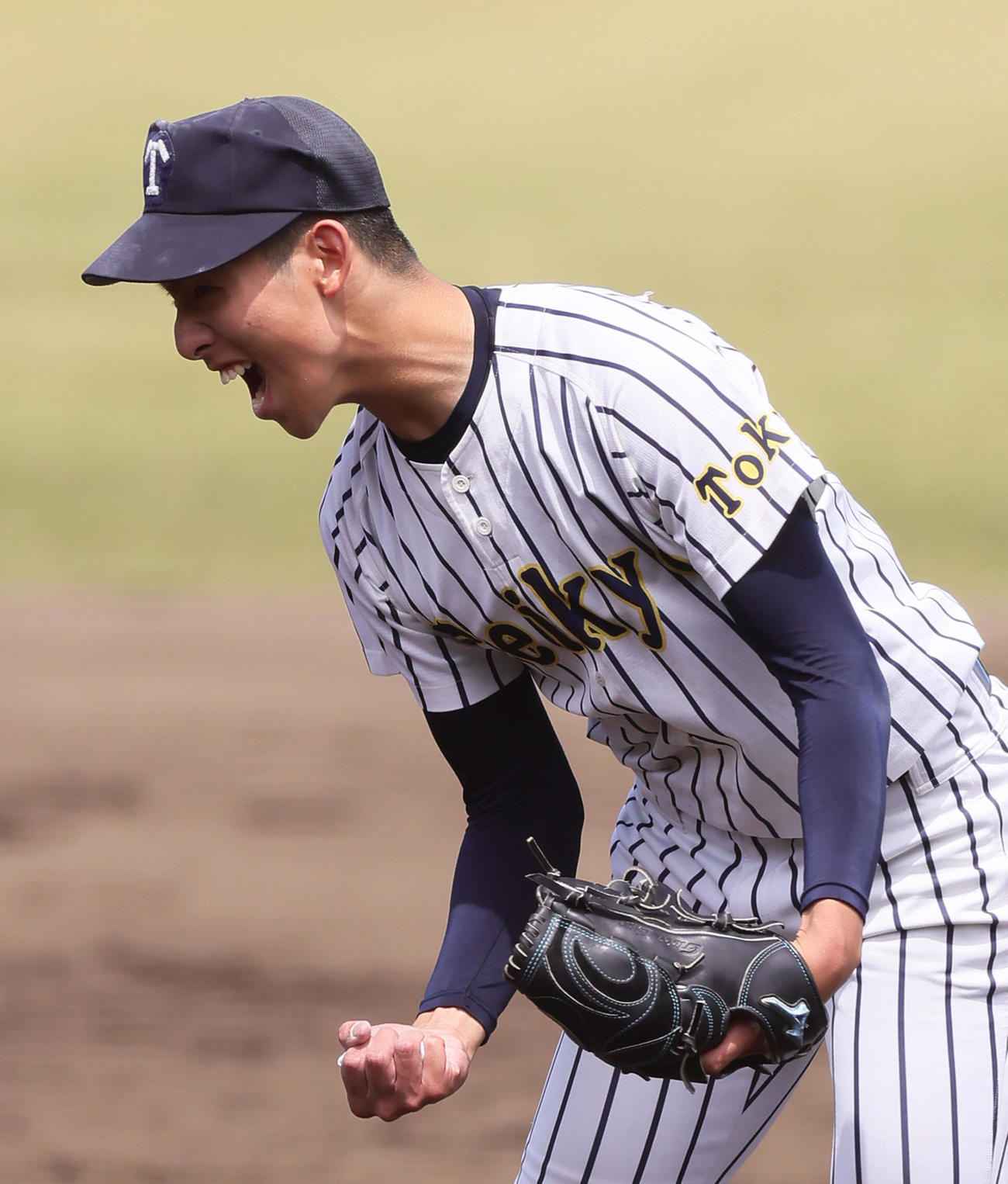 帝京対国学院久我山　完封勝利を飾りガッツポーズする帝京の高橋蒼（撮影・足立雅史）