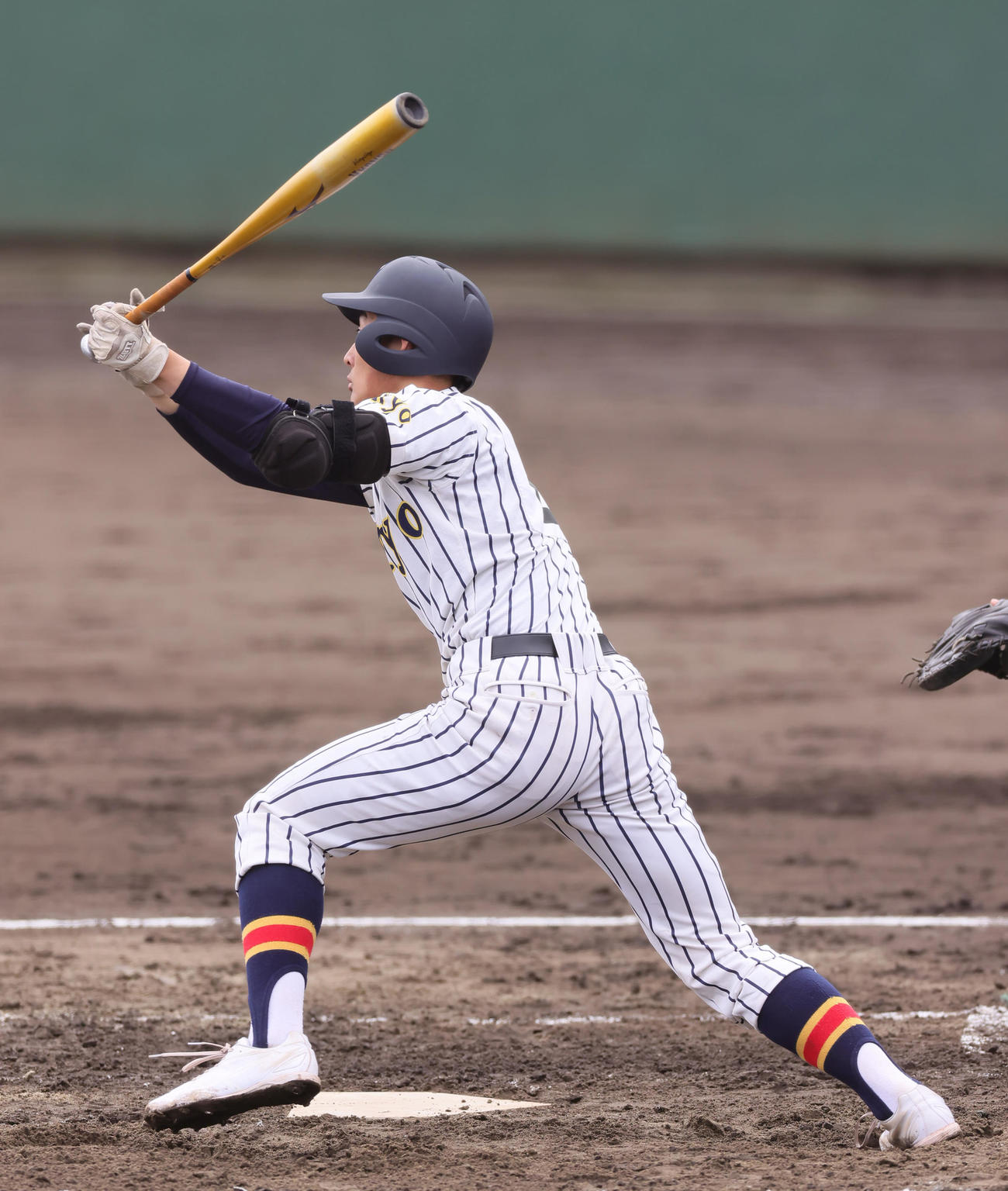 帝京対国学院久我山　2回表帝京1死満塁、中前適時打を放つ鵜飼（撮影・足立雅史）