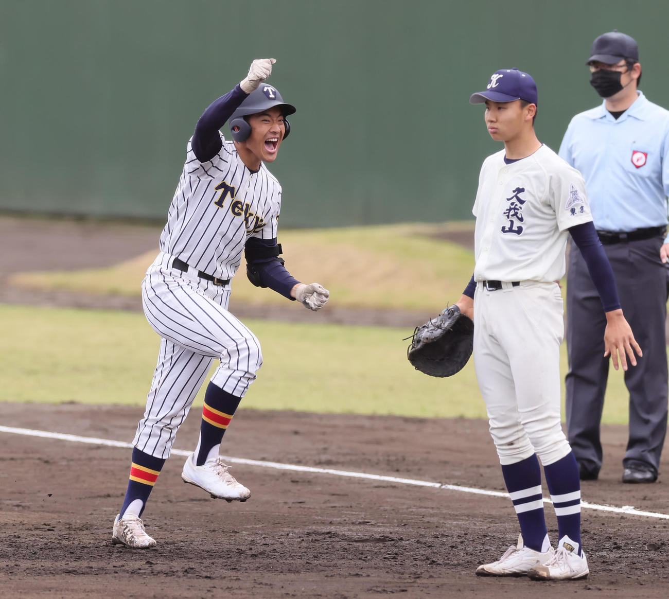 帝京対国学院久我山　2回表帝京1死満塁、中前適時打を放ちガッツポーズする鵜飼（左）（撮影・足立雅史）