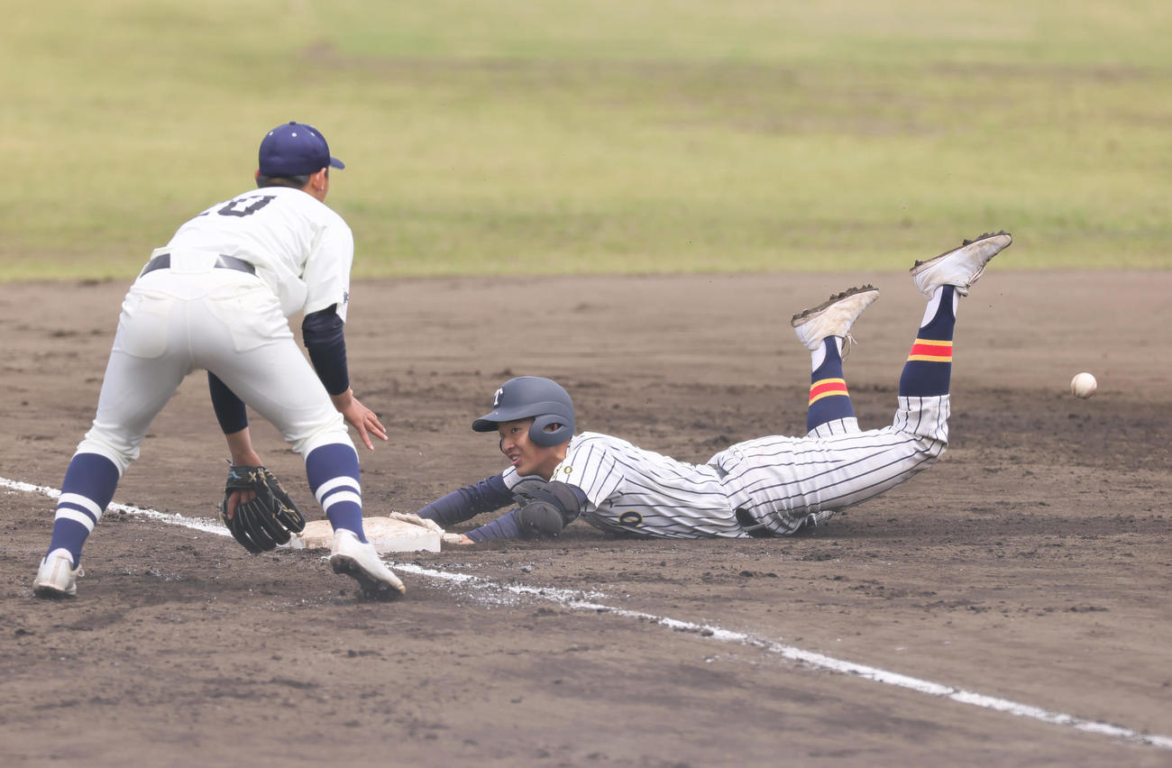 帝京対国学院久我山　8回表帝京1死、鵜飼（右）は左中間へ長打を放ち三塁打とする（撮影・足立雅史）