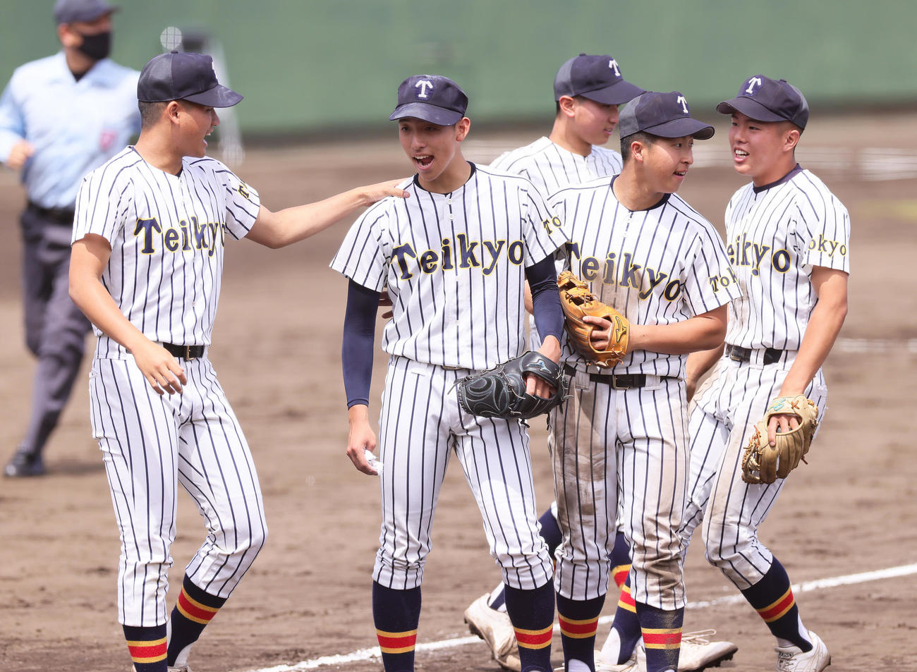 帝京対国学院久我山　完封勝利を飾りナインと喜ぶ帝京の高橋蒼（左から2人目）（撮影・足立雅史）