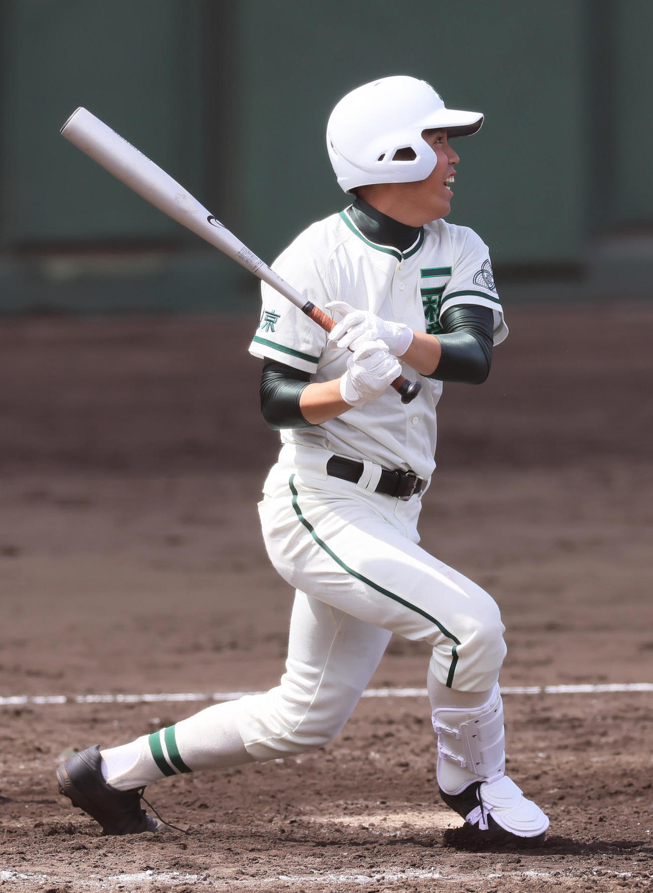 2回裏二松学舎大付2死二塁、中越え適時二塁打を放つ布施（撮影・足立雅史）