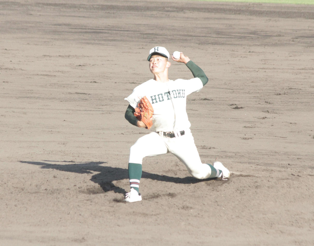 報徳学園の先発、榊原七斗投手は緩急をつけた投球を見せて9回1失点完投で勝利に導いた
