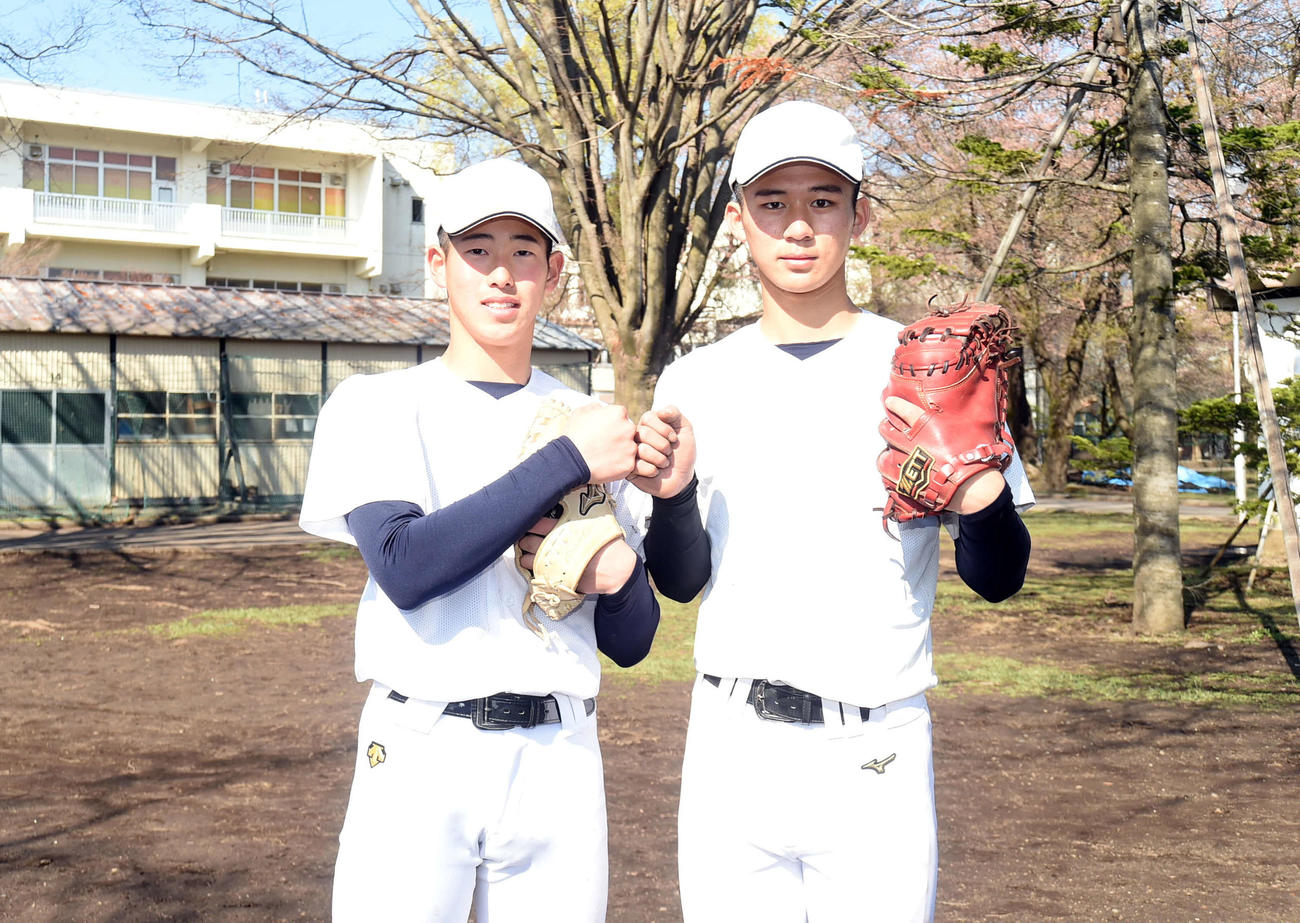 今季初公式戦を迎え、健闘を誓った八戸工大一・広野（左）と葛西