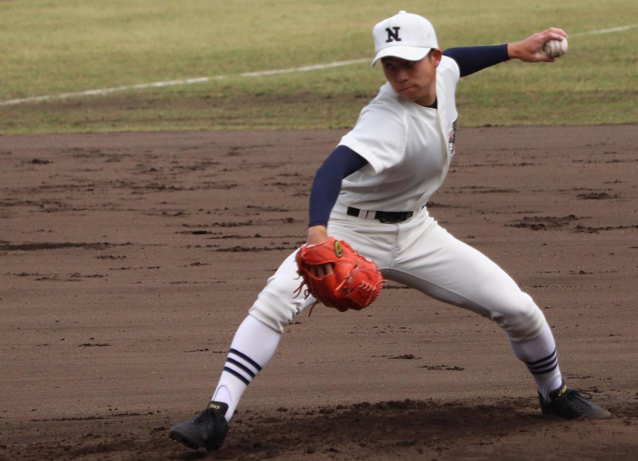 日大三対東海大菅生　先発で7回4安打1失点に抑えた日大三・佐藤（撮影・古川真弥）