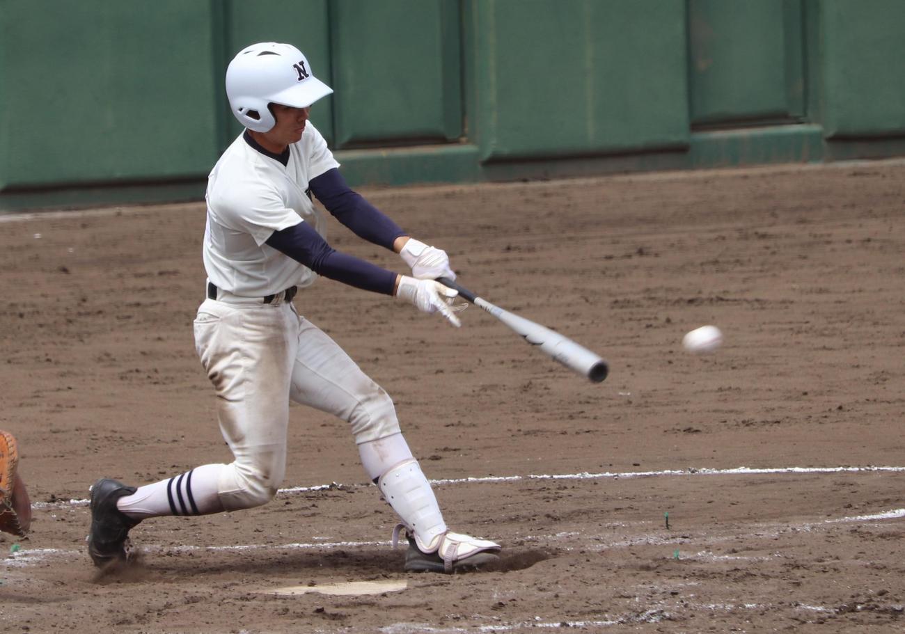 日大三対東海大菅生　9回表日大三1死二塁、左前に決勝打を放つ金沢（撮影・古川真弥）