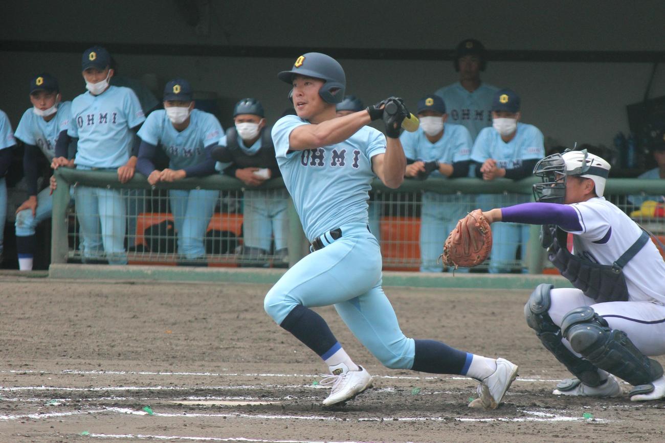 左前打を放つ近江・山田陽翔＝2022年4月17日（撮影・柏原誠）