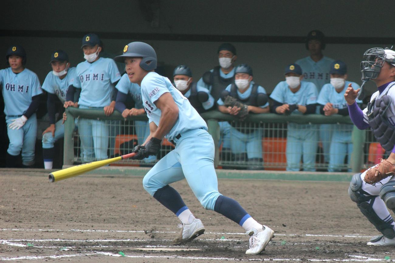 左前打を放つ近江・山田陽翔＝2022年4月17日（撮影・柏原誠）