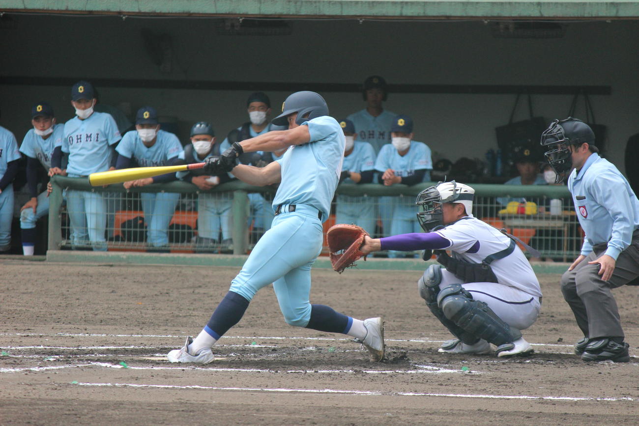 左前打を放つ近江・山田陽翔＝2022年4月17日（撮影・柏原誠）