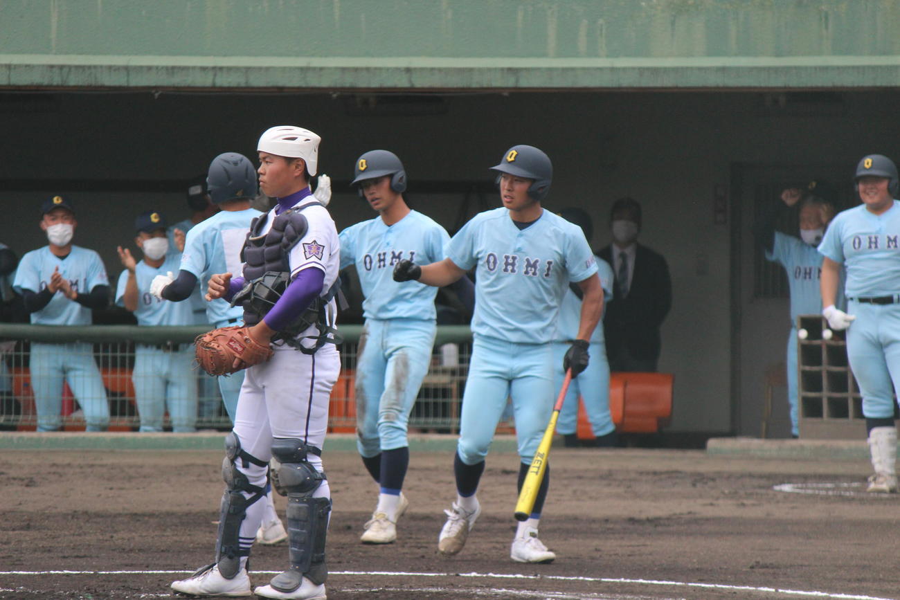 先制2ランの中瀬樹を出迎える近江・山田陽翔＝2022年4月17日（撮影・柏原誠）