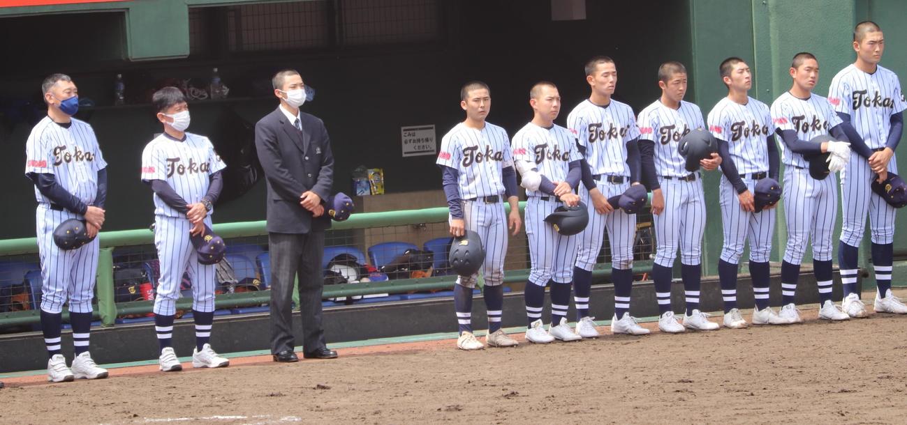 日大三対東海大菅生　1点差で敗れ整列する東海大菅生の選手たち。左は若林監督（撮影・古川真弥）