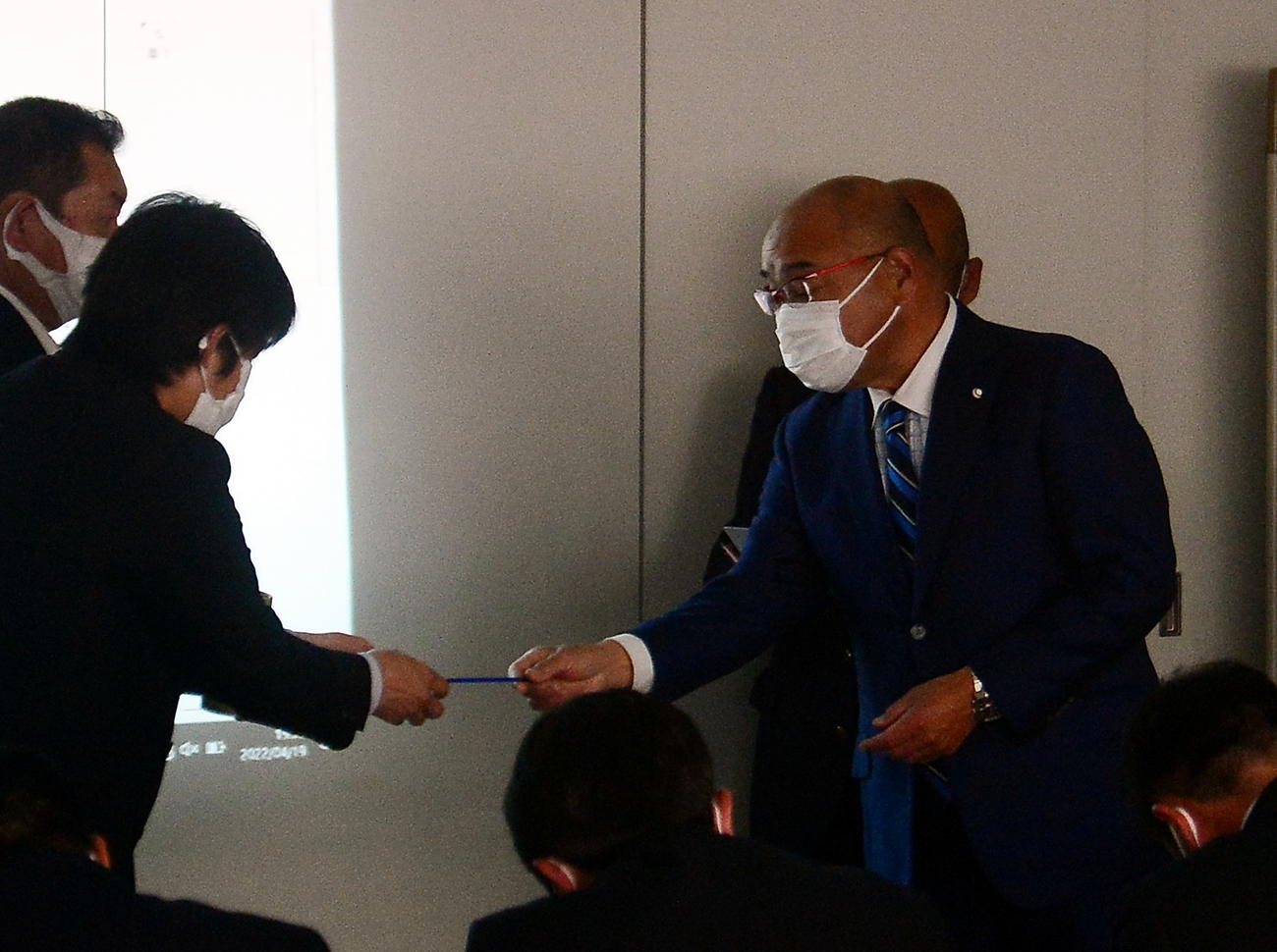 抽選を行う日大三島・永田監督（右）