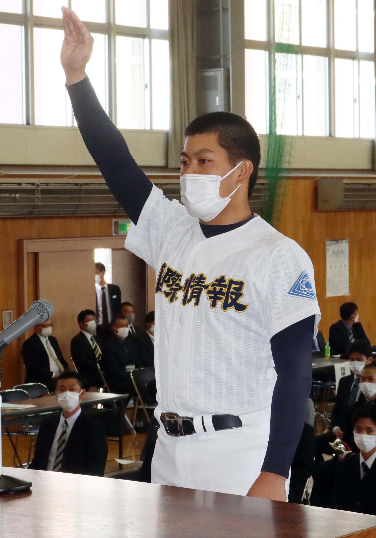 札幌地区予選開会式で選手宣誓する札幌国際情報の高根主将（撮影・永野高輔）