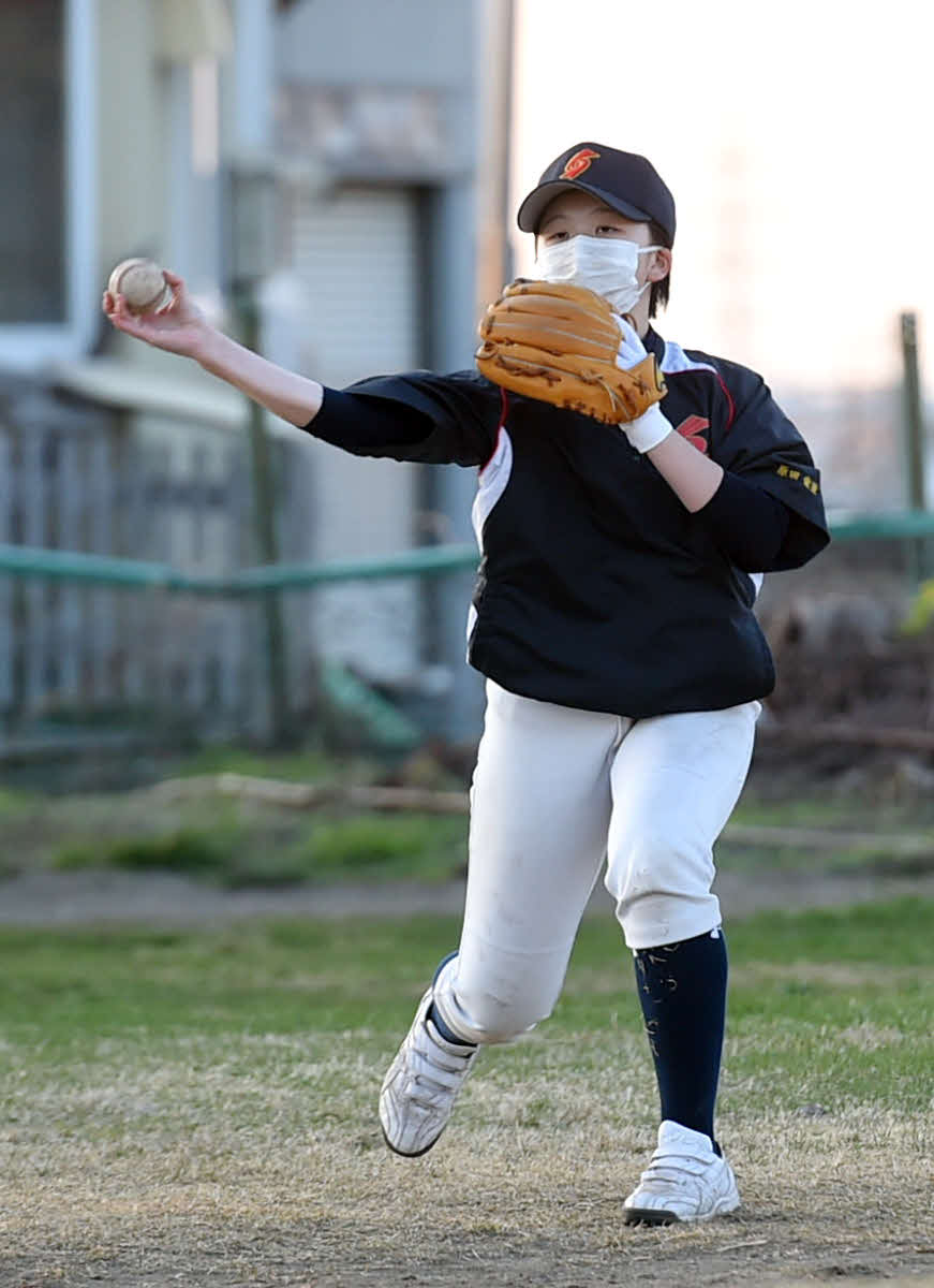送球する原田