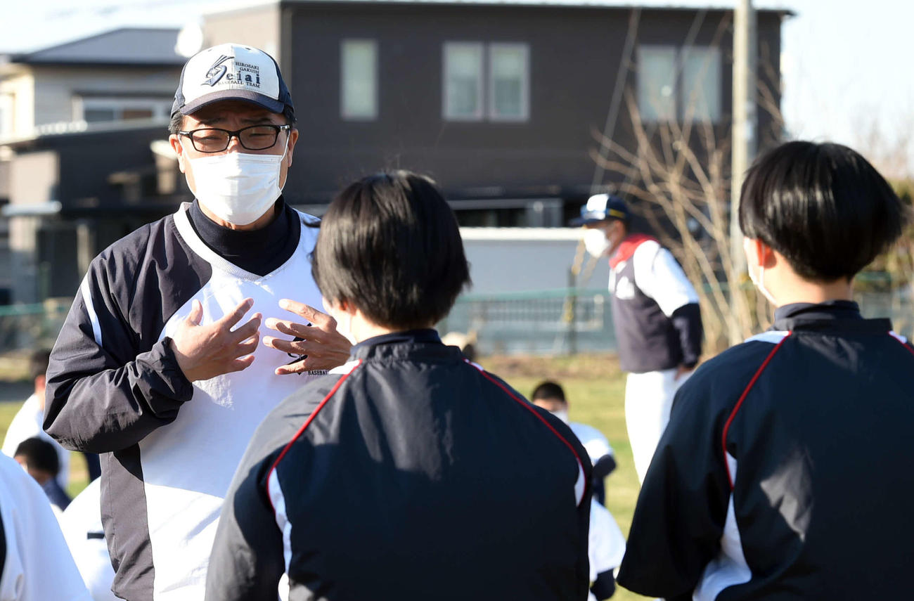 選手に指示をする太田監督