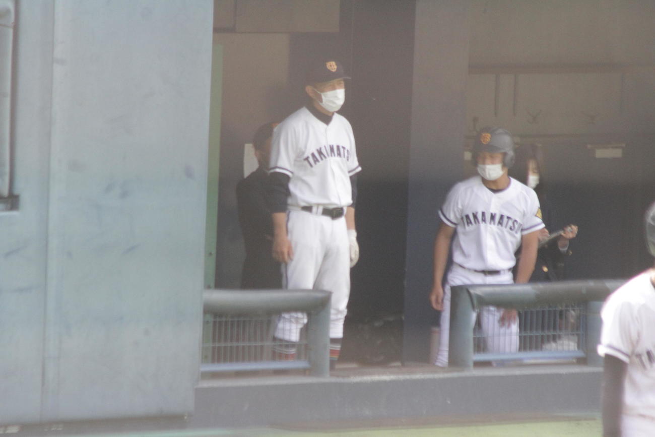 ベンチから戦況を見る高松商の長尾健司監督