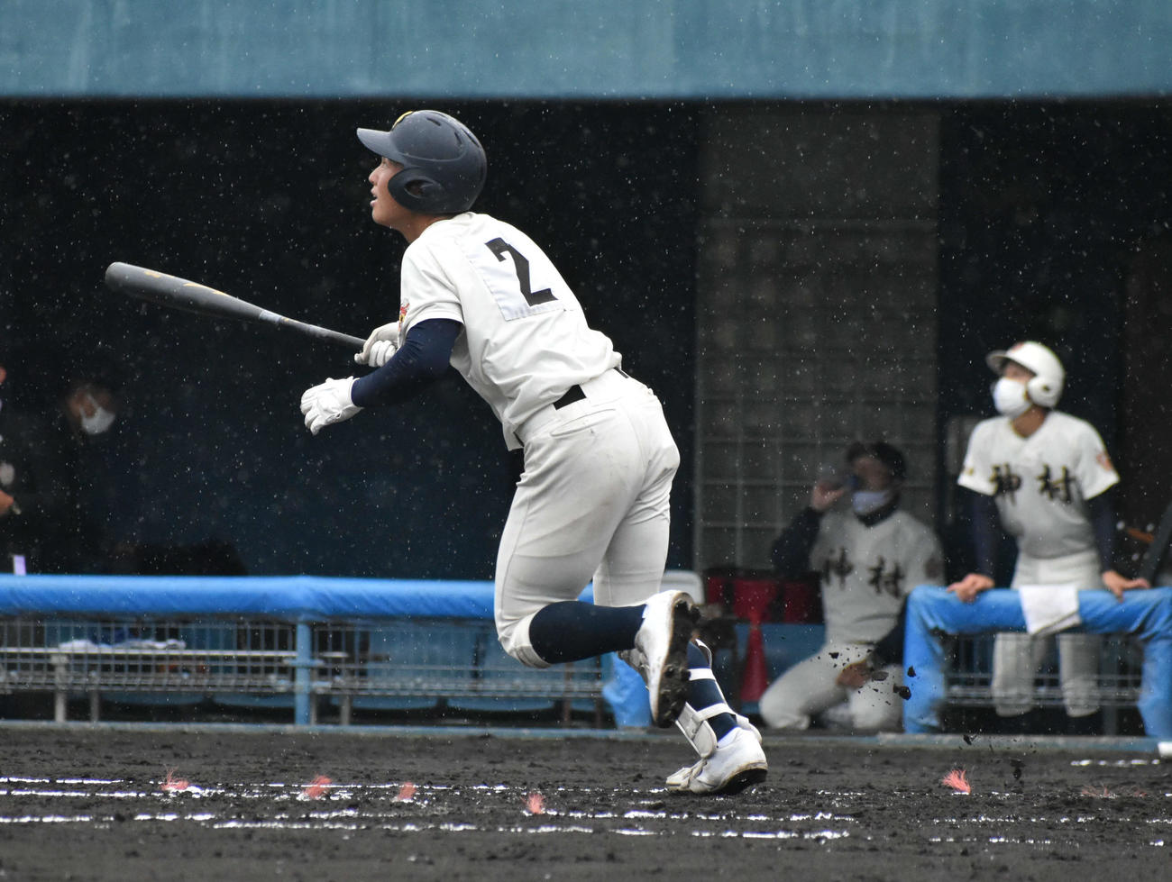 神村学園対宮崎学園　1回2死三塁で右越え2点本塁打を放つ神村学園・富崎（撮影・只松憲）