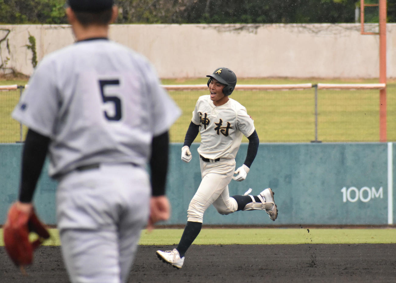 神村学園対宮崎学園　1回に右越え2点本塁打を放ち、笑顔でベースを回る神村学園・富崎（撮影・只松憲）