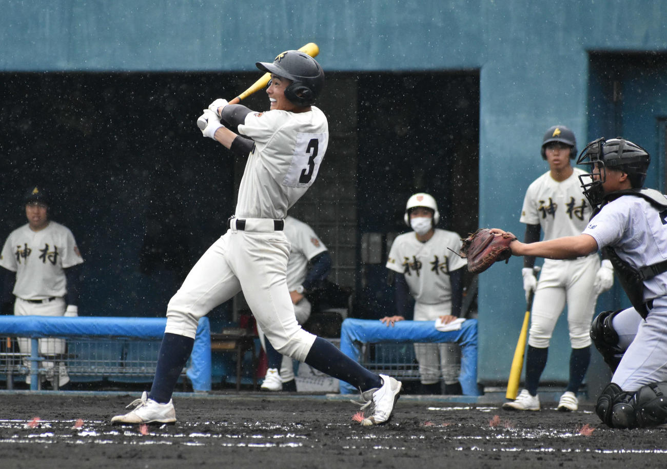 神村学園対宮崎学園　1回無死一塁で先制の左越え適時二塁打を放つ神村学園・今岡（撮影・只松憲）
