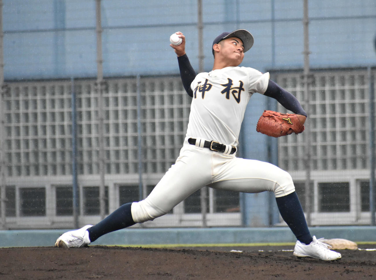 神村学園対宮崎学園　先発で力投する神村学園・朝吹（撮影・只松憲）