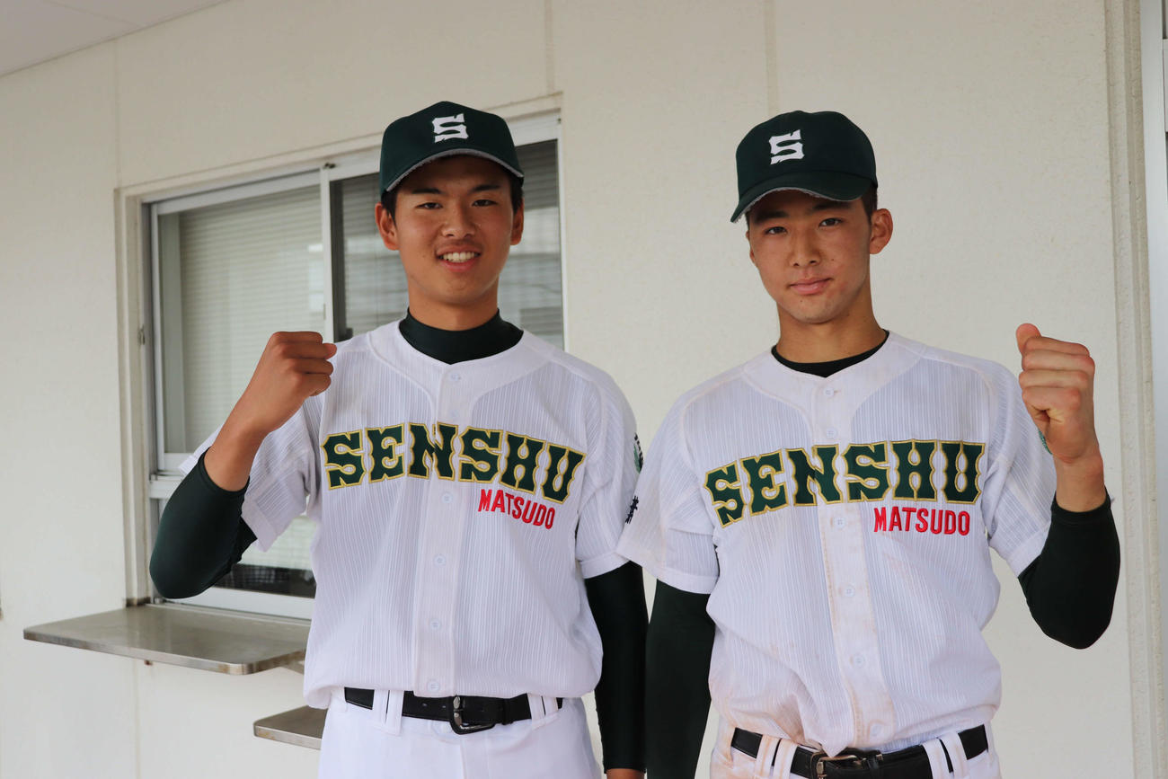 初戦を勝利し、ガッツポーズを見せる専大松戸の（左から）先発・竹葉と主将の加藤（撮影・保坂淑子）