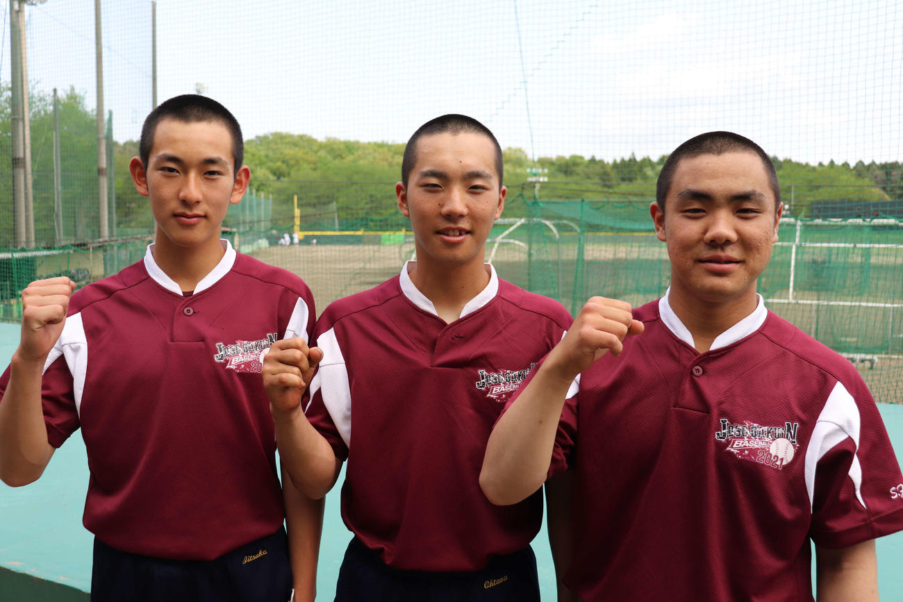 初戦を突破して笑顔の（左から）飯塚、太田和、川上（撮影・保坂淑子）