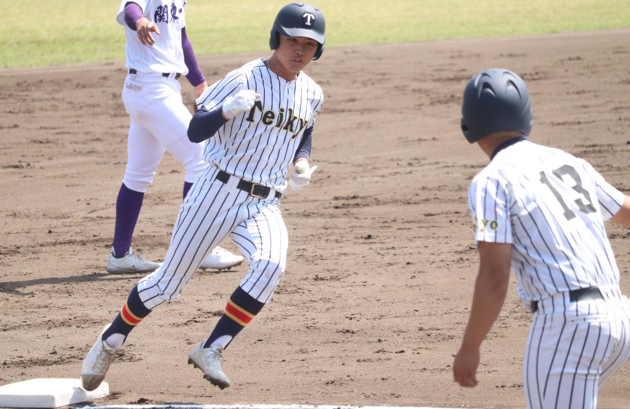 帝京対関東第一　2回裏帝京無死、左翼席へソロ本塁打を放った大塚智也内野手（中央）（撮影・阿部泰斉）