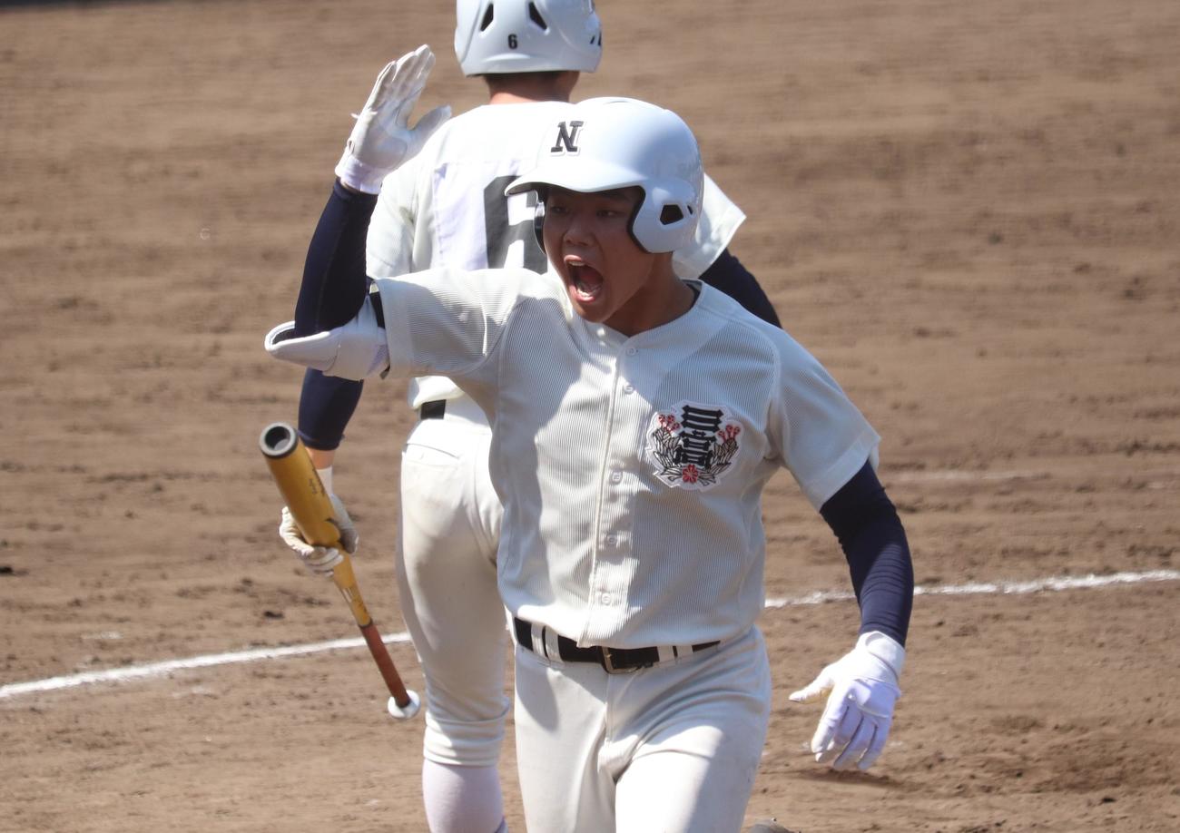 日大三対二松学舎大付　5回表日大三2死満塁、左越えの満塁本塁打を放った4番の浅倉大聖内野手（撮影・阿部泰斉）