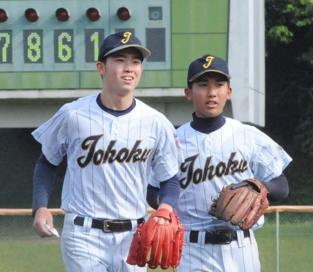 9回を完投して笑顔を見せる浜松城北工の鈴木七（左）