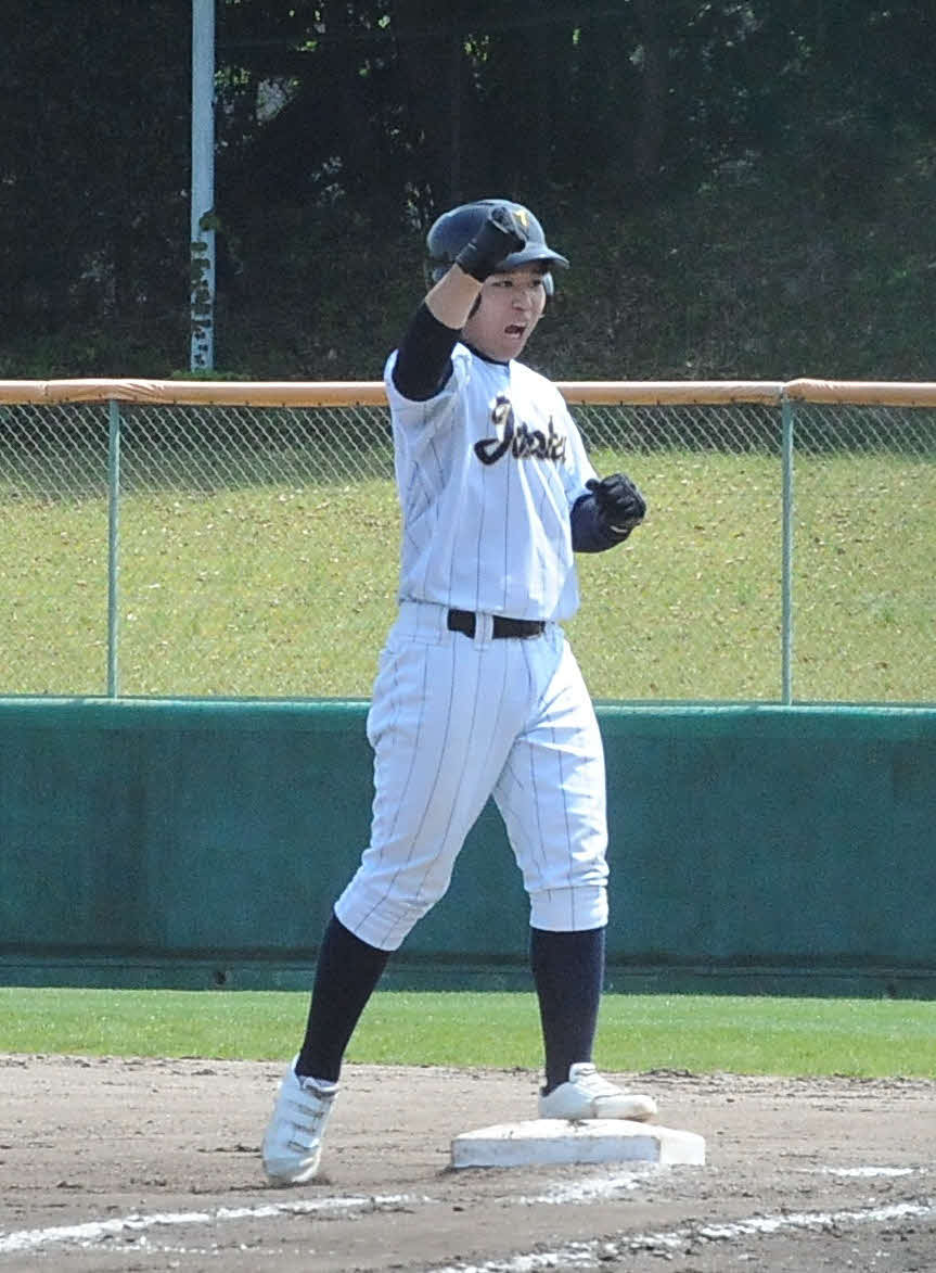 初回に中前適時打を放ち、ガッツポーズをする浜松城北工の白柳