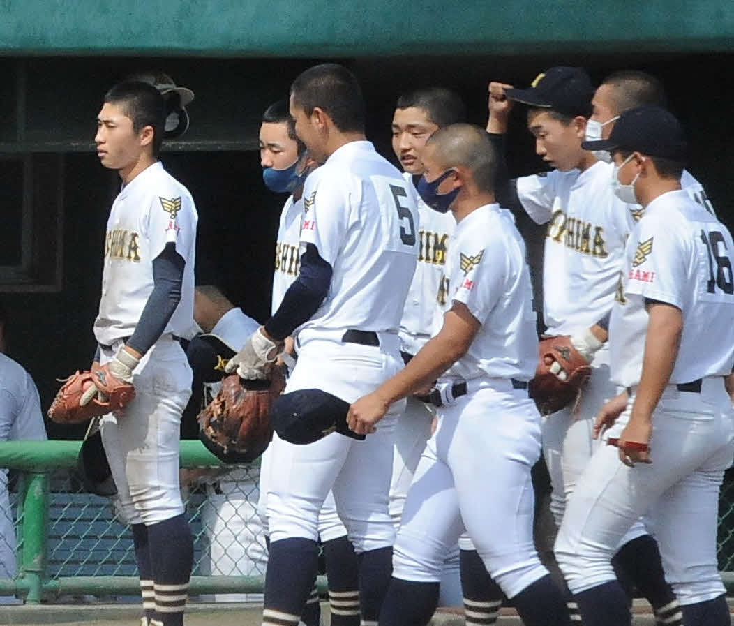 浮かない表情でベンチに引き上げる三島南の選手ら