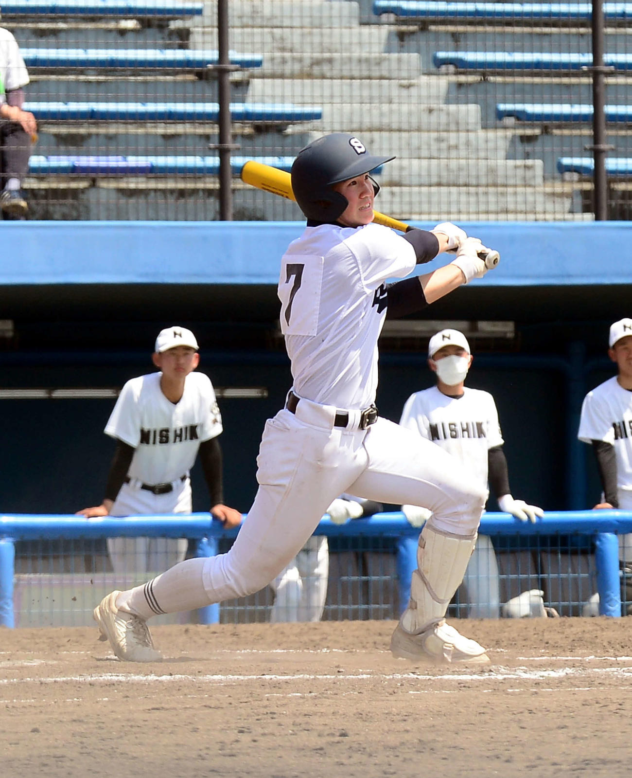 9回裏、右中間にサヨナラ打を放つ静岡・猪股