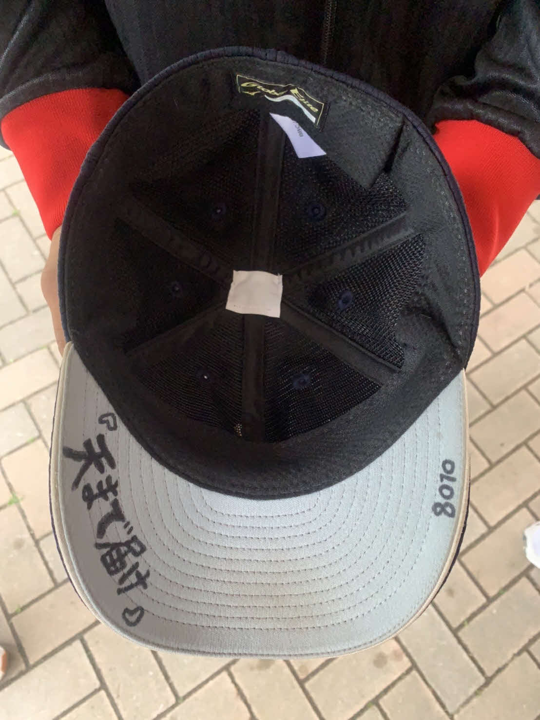 亡き父へ向けて「天まで届け」と書かれた帽子