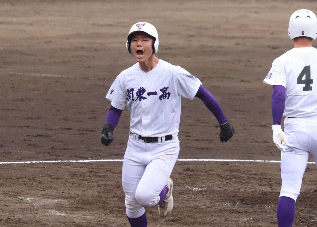関東第一対二松学舎大付　3回表関東第一2死三塁、左中間へ2ランを放った4番の富岡大阿捕手（撮影・阿部泰斉）