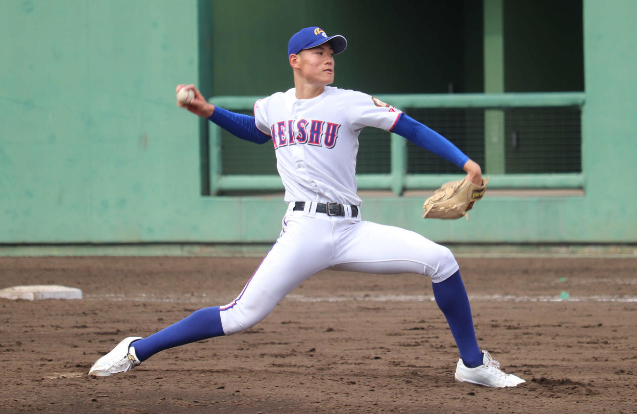 完投勝利を納めた明秀学園日立、先発のエース・猪俣（撮影・保坂淑子）